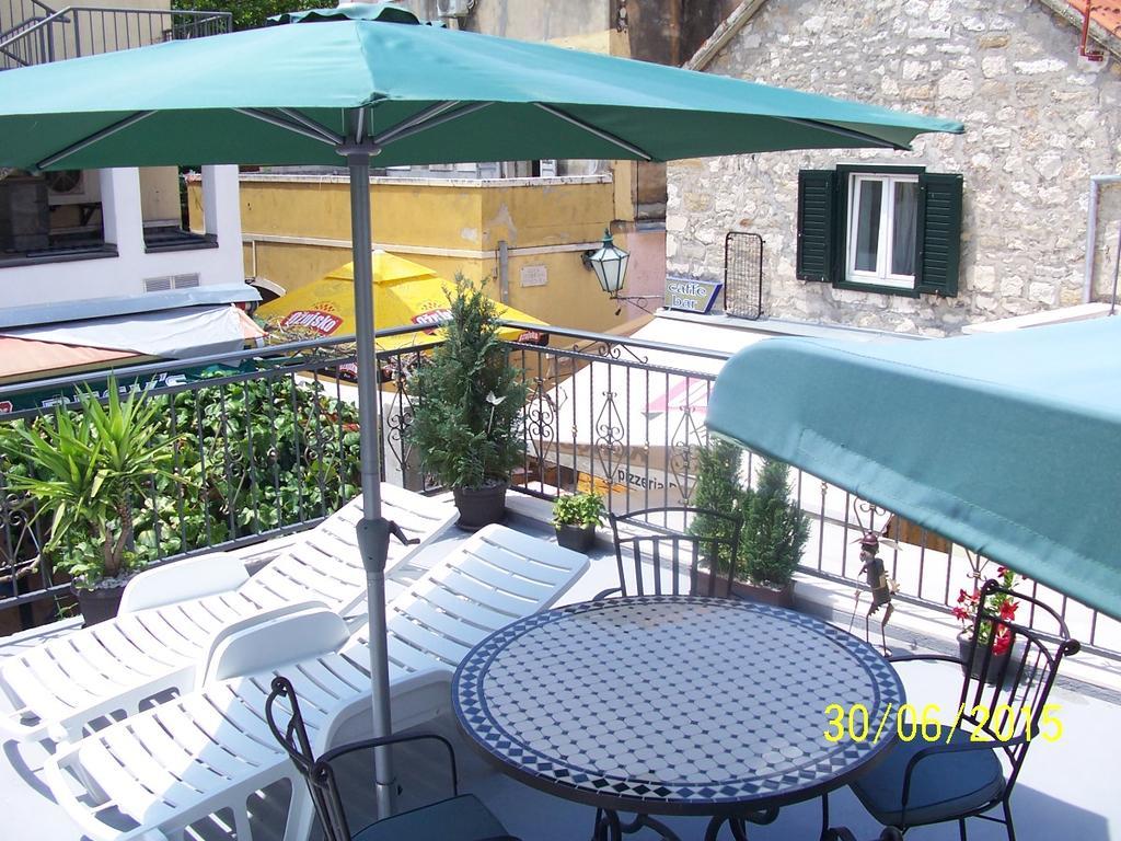 Apartment Romic Omis Bagian luar foto